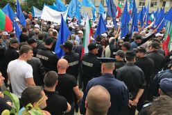 Цялото множество обърна гръб на кмета Бахли Юмер Снимки: Епицентър.БГ-1495185187.jpg