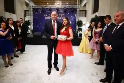  Президентът Румен Радев заедно с Мария Методиева, облечена в рокля на Стоян Радичев. 
Фото: БТА--Prezidentat-Rumen-Radev-zaedno-s-Mariya-Metodieva--oblechena-v-roklya-na-Stoyan-Radichev---Foto--BTA_1748613563.jpg