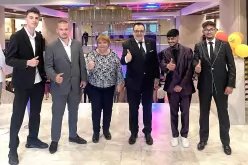  Проф. Любомир Стойков заедно със Севдалина Джонгарска и абитуриенти, облечени в костюми на модна къща „Агресия“. 
Фото: Академия за мода--Prof--Lyubomir-Stoykov-zaedno-sas-Sevdalina-Dzhongarska-i-abiturienti--oblecheni-v-kostyumi-na-modna-kashta--Agresiya---Foto--Akademiya-za-moda_1748613548.jpg