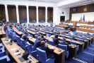 Парламентът ще изслуша Радев, министри и шефовете на спецслужбите за атаките с дронове-Parlamentat-glasuva-novite-merki-sreshtu-skoka-na-tsenite_1778648715.jpg