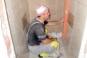 В момента плочкаджии се намират най-трудно.-1433334390.jpg