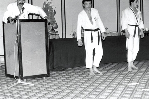 1975 г. Константинов (вляво) и Алексей Петров (най-вдясно) на демонстрация пред шефове на МВР, които разрешават създаването на секция по карате.-1433335438.jpg