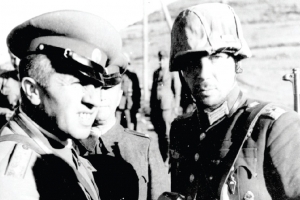 18 октомври 1944 година. Ген. Владимир Стойчев (вляво) в разговор с капитан Любомир Ноев, командир на Парашутната дружина, извършила същия ден решаващ пробив на височината Стражин, днес в Република Македония.-1434984568.jpg