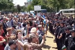 Преди протеста на "Възраждане": Около НС почерня от полицаи и жандармерия-Predi-protesta-na--Vazrazhdane--Okolo-NS-pochernya-ot-politsai-i-zhandarmeriya_1686045127.png