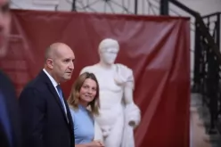 Радев разгледа археологическите находки от Хераклея Синтика-Radev-razgleda-arheologicheskite-nahodki-ot-Herakleya-Sintika_1756115623.jpg