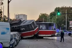 Младежи отвлякоха трамвай в столицата, забиха го в подлеза на "Ситняково" 
Сн. Булфото-Mladezhi-otvlyakoha-tramvay-v-stolitsata--zabiha-go-v-podleza-na--Sitnyakovo---Sn--Bulfoto_1756787966.jpg
